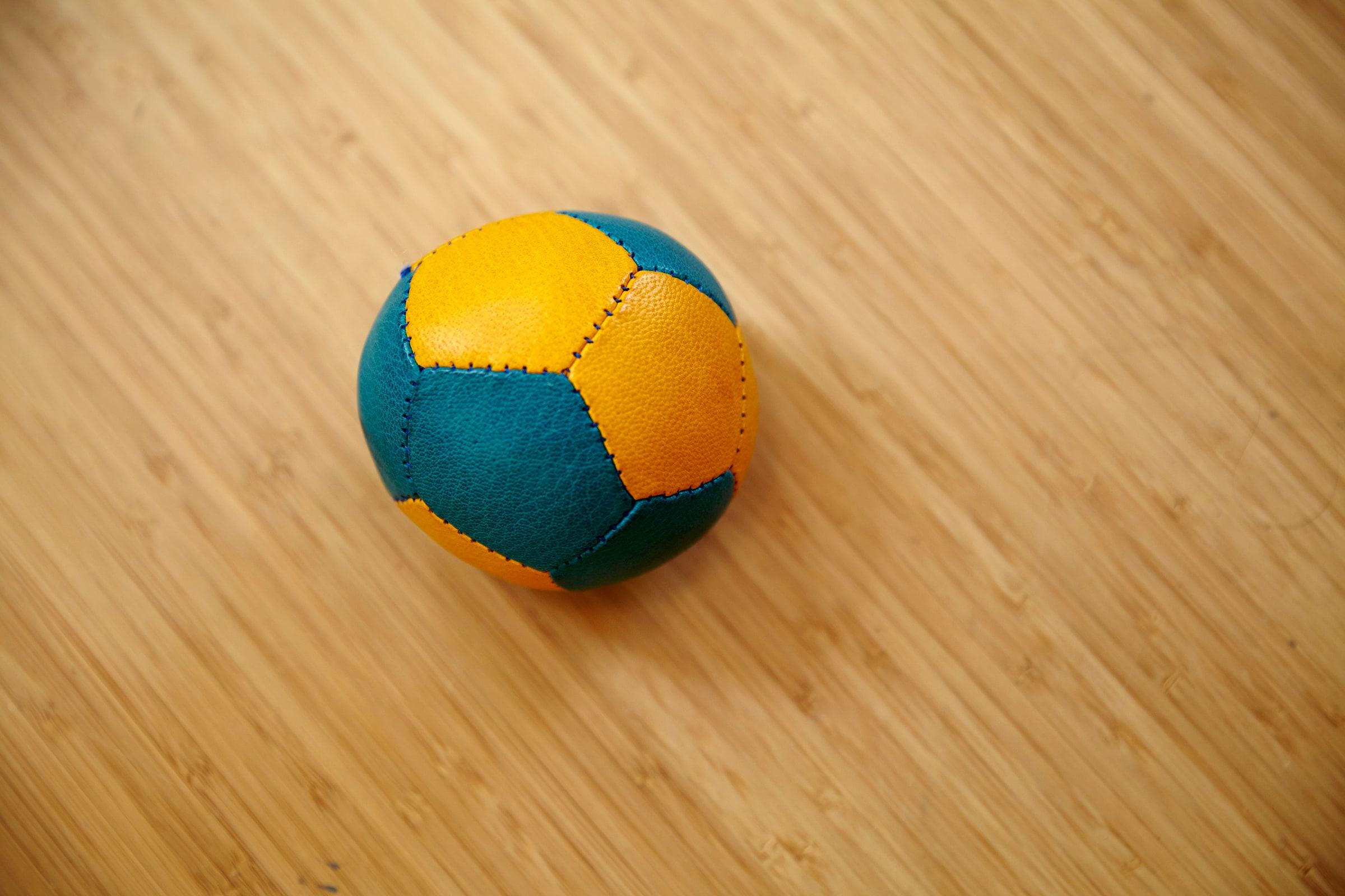 Bunter Stoffball auf einem Holzboden