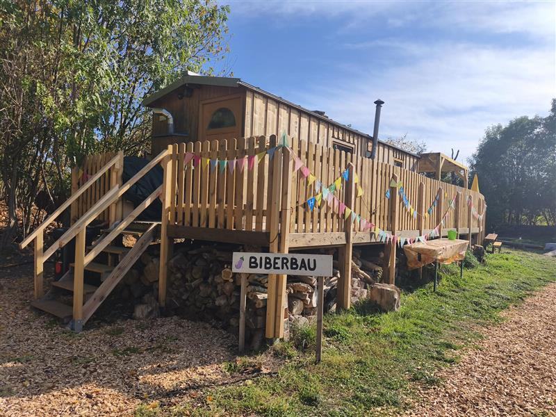 Hölzernes Biberbau-Haus auf der Biber Ranch