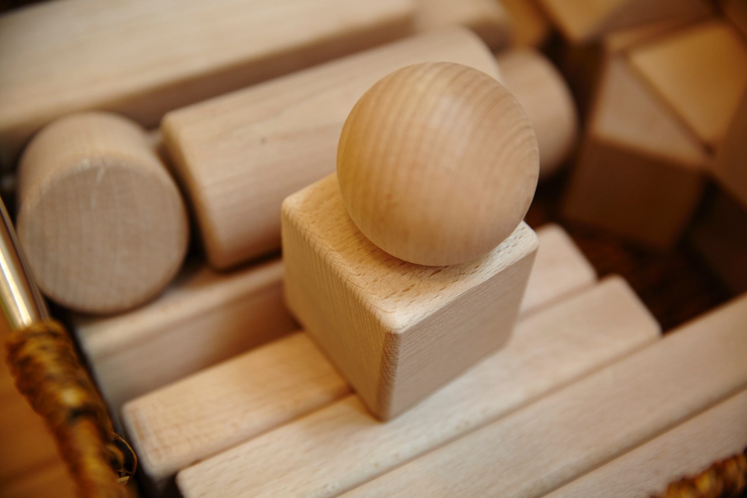 Hölzernes Montessori-Material mit Kugel und Würfeln