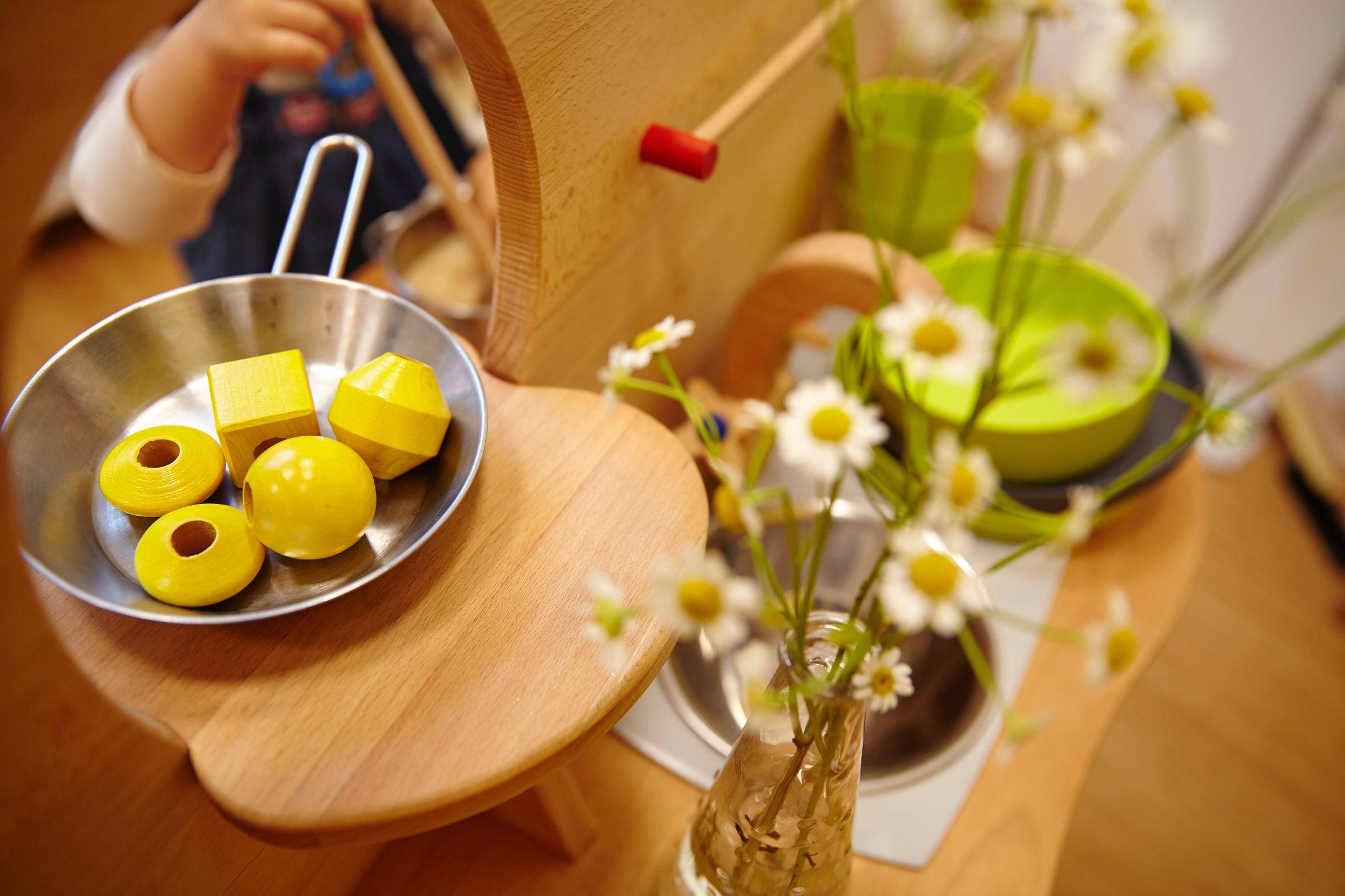 Kindertisch mit Obst, Gemüse und kleinen Blumen